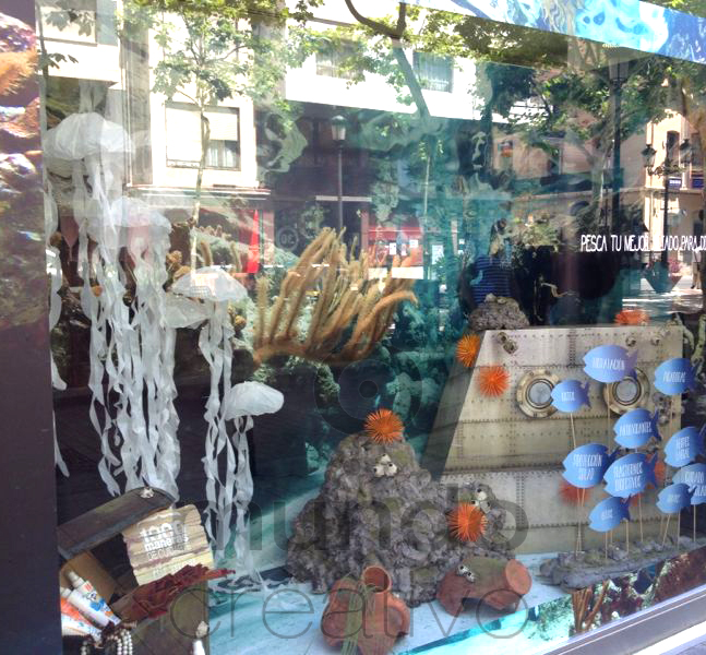 Escaparate de verano en Farmacia Pesca tu mejor aliado para disfrutar del verano, imagen 4