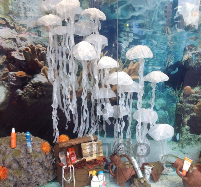 Escaparate de verano en Farmacia Pesca tu mejor aliado para disfrutar del verano, imagen 7