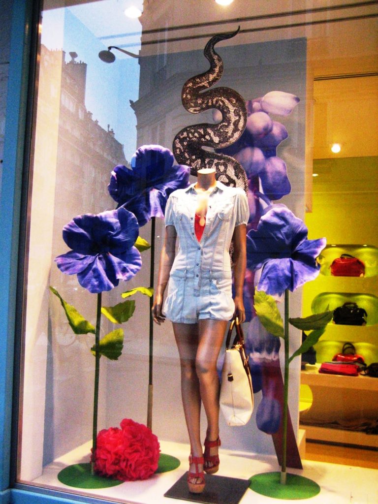 Arte y escaparatismo, escaparate de imagen en tienda ropa y moda, temporada de primavera
