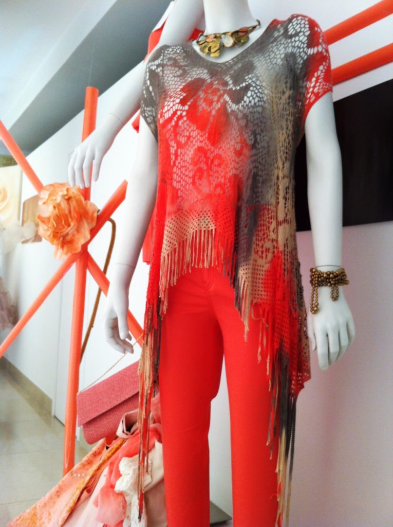 Escaparate con ropa estilo años 70, escaparatismo idecor, Valencia