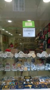 El antes en escaparate de Galloufa souvenirs, regalos y artesanía gallega
