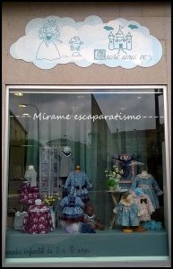 Avance Otoño en escaparate moda infantil por Mírame escaparatismo 2016, imagen 1