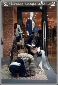 la composición en un escaparate de ropa y moda, maniquies 3