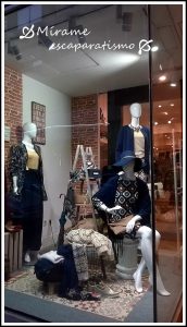 la composición en un escaparate de ropa y moda, maniquies 1