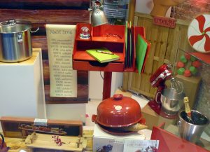 Escaparate de Navidad "Magia de la infancia" con productos de cocina, menaje y repostería, foto 4