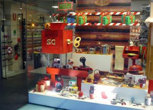 Escaparate de Navidad "Magia de la infancia" con productos de cocina, menaje y repostería, foto 3