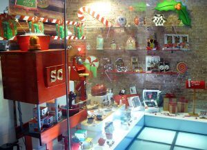 Escaparate de Navidad "Magia de la infancia" con productos de cocina, menaje y repostería, foto 2