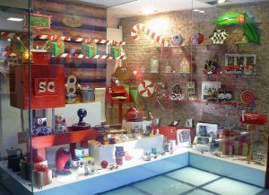 Escaparate de Navidad "Magia de la infancia" con productos de cocina, menaje y repostería, foto 1
