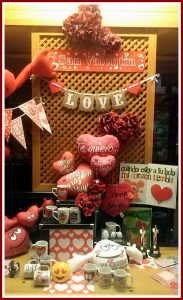 Escaparate San Valentin 2017 en Brujerías, tienda de regalos y decoración en el centro de La Coruña, imagen 2