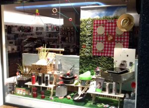 Escaparate Picnic campestre, tienda Cuinetes, Barcelona; escaparatista profesional Miquel Pizarro aparadorisme, imagen 2