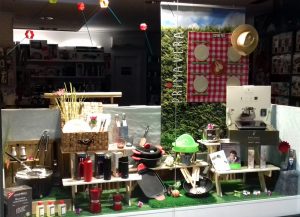 Escaparate Picnic campestre, tienda Cuinetes, Barcelona; escaparatista profesional Miquel Pizarro aparadorisme, imagen 1