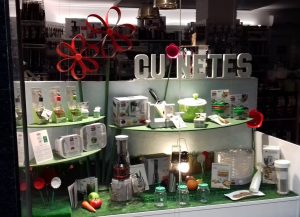 Escaparate Picnic campestre, tienda Cuinetes, Barcelona; escaparatista profesional Miquel Pizarro aparadorisme, imagen 3