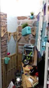 Escaparate de Primavera 2017 de tonalidades suaves y relajantes buscando un fondo turquesa neutral; menaje hogar en Barcelona, imagen 3
