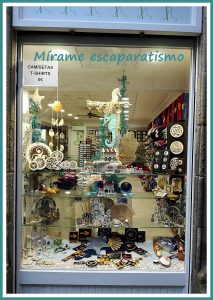 Primavera; influencia marina para escaparate de regalos y souvenirs en Santiago de Compostela, foto 2