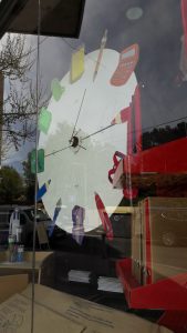 Escaparate de Primavera para papelería de Barcelona, Rueda de color, en su sitio