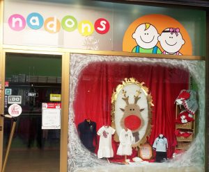 Clásicos en escaparate de navidad en tienda de moda infantil, foto 1