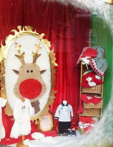 Clásicos en escaparate de navidad en tienda de moda infantil, foto 2