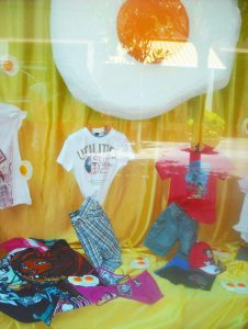 Veranito caluroso, escaparate en tienda de moda infantil, temporada de verano, foto 1