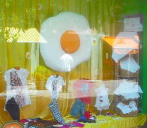 Veranito caluroso, escaparate en tienda de moda infantil, temporada de verano, foto 2