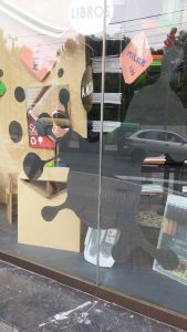 decoración con vinilos en librería, blkescaparates, foto 2