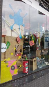 decoración con vinilos en librería, blkescaparates, foto 1