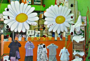 Margaritas en escaparate primaveral de moda infantil