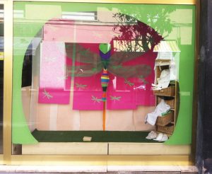 resultado final del escaparate de primavera en tienda de Barcelona