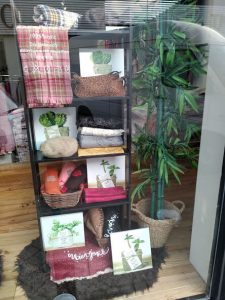 Escaparate en tienda de bufandas y pañuelos al mayor, imagen 2