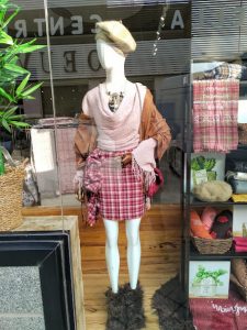 Escaparate en tienda de bufandas y pañuelos al mayor, imagen 1