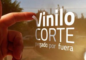 vinilo corte pegado por fuera del escaparate