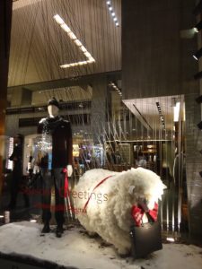 escaparate de Navidad en tienda de moda por Triskel Escaparatismo