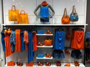 estrategias de visual merchandising, combinación de modelos y colores, foto 2