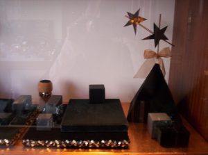 Pirámides como expositor en escaparate de joyería