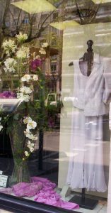 Atrezzo floral Atrezzo floral en escaparate de moda